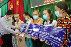 An Giang: Trao 110 căn nhà Đại đoàn kết cho hộ nghèo huyện Chợ Mới