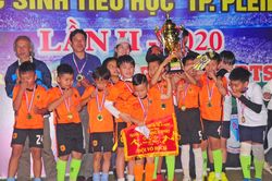 Sân chơi bổ ích cho các cầu thủ 'nhí' ở Pleiku