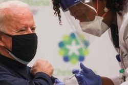 Joe Biden khen ông Trump về nỗ lực thúc đẩy phát triển vắc xin