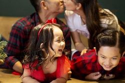 Hình ảnh viên mãn của Khánh Thi - Phan Hiển bên con trai, con gái