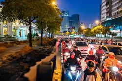 Ùn tắc tại nút thắt cổ chai trên đường Lê Văn Lương