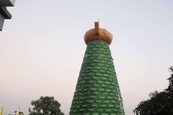 Cây thông Noel làm từ khẩu trang với thông điệp phòng, chống Covid-19