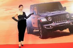Người đẹp đưa Rolls Royce và Jeep về Việt Nam