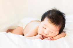 Trẻ sơ sinh ngủ có 3 hiện tượng này hãy nhanh chóng đánh thức dậy