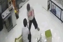 Chồng ngồi yên nhẫn nhịn để vợ đấm đá