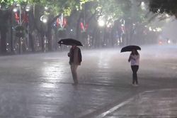 Mưa rào tại Hà Nội đêm 30 Tết, một năm nhiều sự kiện, biến động