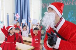 Một ngày bận rộn của 'ông già Noel' 9x tại Hà Nội