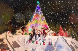 Sao Việt check in 'siêu ảo' bên cây măng Noel độc đáo