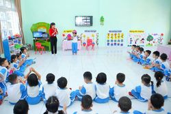 Trẻ mầm non hào hứng học an toàn giao thông