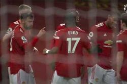 Bruno Fernandes 'chỉnh đốn' Daniel James ngay trong lúc ăn mừng