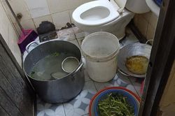 Khách Tây 'sốc nặng' trước cảnh tượng bên trong quán ăn: Rau, nồi đều được để dưới sàn toilet