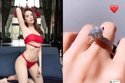 Ngọc Trinh khoe nhẫn kim cương khổng lồ được người yêu tặng, fan mới sáng đã ăn bánh gato