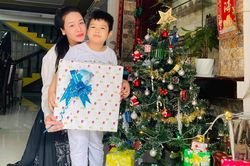 Nhật Kim Anh về Cần Thơ thăm con trai dịp Noel: 'Con là nguồn sống của mẹ'