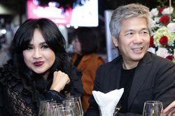 Diva Thanh Lam xinh đẹp sánh đôi cùng bạn trai bác sĩ dự sự kiện