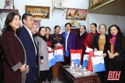 Chủ tịch Hội LHPN Việt Nam thăm, tặng quà chi hội trưởng phụ nữ và hộ đồng bào công giáo có hoàn cảnh khó khăn tại TP Thanh Hóa