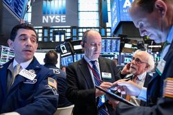 S&P 500 giảm 3 phiên liên tiếp, Nasdaq lập kỷ lục