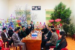 Lãnh đạo huyện Đam Rông thăm, tặng quà các cơ sở tôn giáo