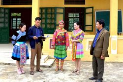 Người Mông ở Trung Minh làm theo Bác Hồ