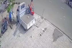 Clip: Thanh niên chơi trội phóng xe máy qua thùng ô tô
