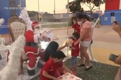 Ông già Noel thời COVID-19: Đón Giáng Sinh trong lồng nhựa