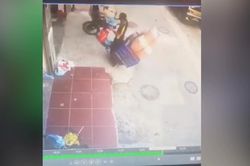 Clip: Xe máy ngã ngửa vì chở quá nặng, tài xế chổng vó lên trời