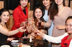 Phan Như Thảo đãi tiệc trong biệt thự gỗ ở Đà Lạt