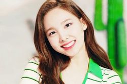 9 lần chị cả Nayeon Twice lệch tông dễ thương với cả nhóm
