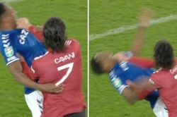 MU: Tranh cãi vụ Cavani thoát thẻ đỏ dù bóp cổ cầu thủ Everton