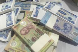 Tiền lẻ phục vụ Tết: Không in mới, lì xì, đi chùa không đặt nặng chuyện tiền bạc