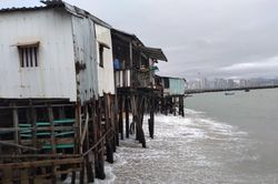 Sóng đánh nhà tơi tả, dân xóm Chụt Nha Trang sống trong sợ hãi