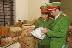 Gom kẹo hết hạn sử dụng từ Hà Nội về Vinh dán nhãn ngày sản xuất mới để bán dịp Tết