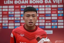 Cầu thủ trẻ SLNA nhờ đàn anh Phan Văn Đức 'chỉ giáo' thêm chiến thuật