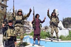 Quân tiếp viện đổ về từ mọi phía khi trận chiến lớn nổ ra ở miền Bắc Syria