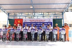 EVNSPC tặng 20 xe đạp, 4.000 tập vở cho học sinh Bình Thuận
