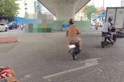 Người đàn ông khỏa thân thản nhiên chạy xe máy trên đường khiến dân tình sốc nặng