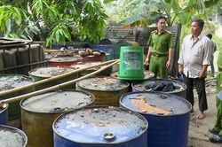 Bắt quả tang cơ sở tái chế nhớt thải trái phép với số lượng lớn