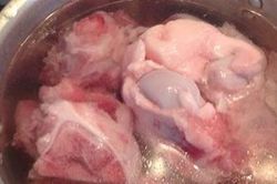 Luộc thịt, ninh xương bằng nước lạnh hay nước sôi mới đúng?