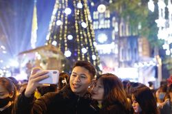 Biển người hòa chung không khí đêm Giáng sinh ở Thủ đô
