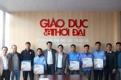 Xúc động hình ảnh nhóm thợ lặn sửa ống nước trong thời tiết lạnh giá
