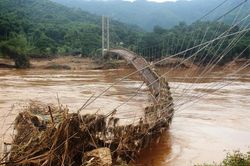 Cầu treo bị lũ đánh sập, hơn 2 năm vẫn chưa tháo dỡ vì không có... kinh phí