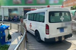 Bé trai 4 tuổi bị cha dượng dùng kéo đâm xuyên não, hỏng mắt trái