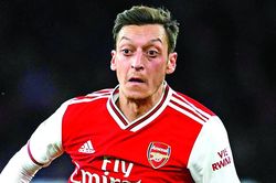 Arsenal chìm', Mesut Ozil muốn giúp