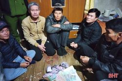 Hà Tĩnh: 6 đối tượng đang đánh 'liêng' thì công an ập bắt, 1 người trốn chạy