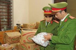 Phát hiện gần 1 tấn kẹo hết hạn dán nhãn mác mới bán dịp Tết