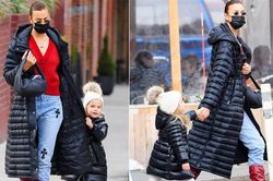 Irina Shayk và con gái ton sur ton dạo phố