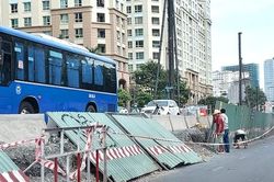 Cuối năm ngổn ngang lô cốt