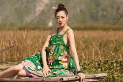 Hoa hậu Khánh Vân mặc váy yếm khoe xương quai xanh cực phẩm giữa thiên nhiên