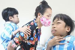 Người mẹ 8 lần sinh con nhưng mất 4, hàng ngày cõng con 14 tuổi vẫn như bé lên 3