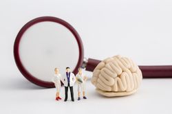 Phân biệt đột quỵ và phình mạch máu não
