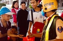 Ấm áp 'Chuyến xe yêu thương' của Công an Long Xuyên trong đêm Noel